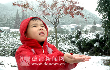 后坞幼儿园的小朋友伸出双手接雪花.   记者 姚海翔 摄