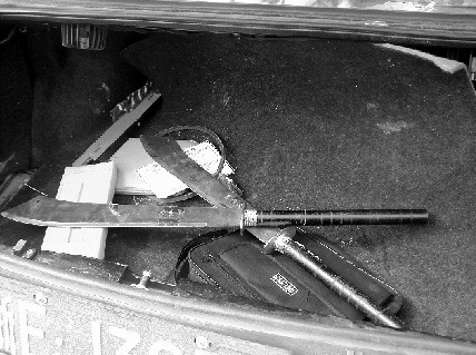 车后备箱内放着两把大砍刀 两男子带管制刀具可能准备