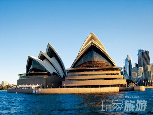 悉尼的标志性建筑非歌剧院莫属,乘船游览可以环歌剧院一周,欣赏其不同