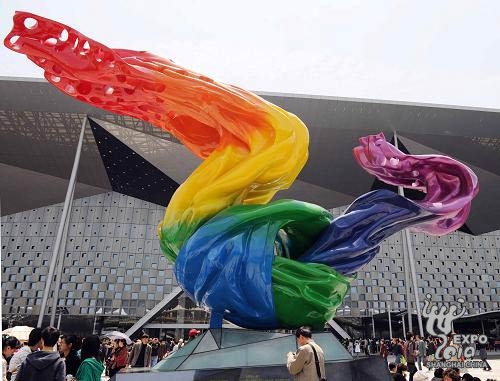 这是上海世博会志愿者永久性纪念雕塑"飞翔的心愿"(4月25日摄).